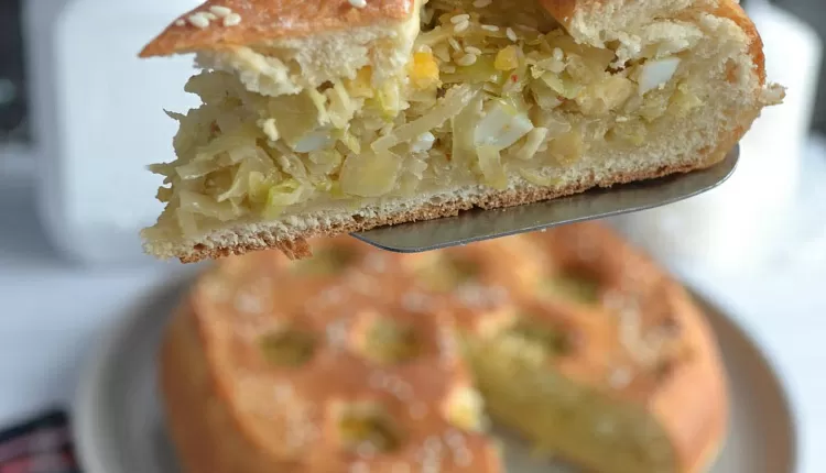 Закрытый пирог с капустой и яйцом