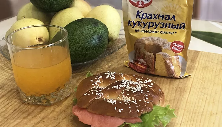 Бейгл с лососем и рукколой