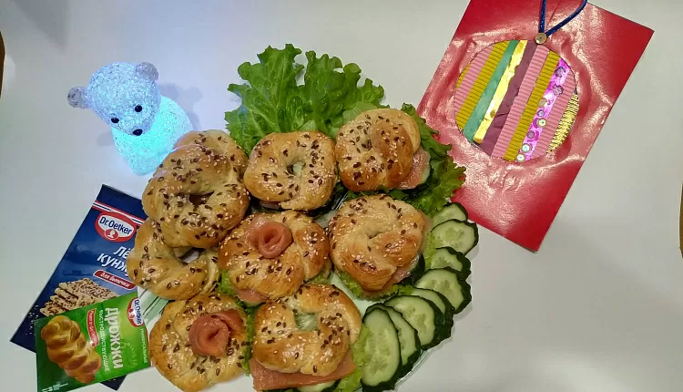 Бейгл с лососем и рукколой