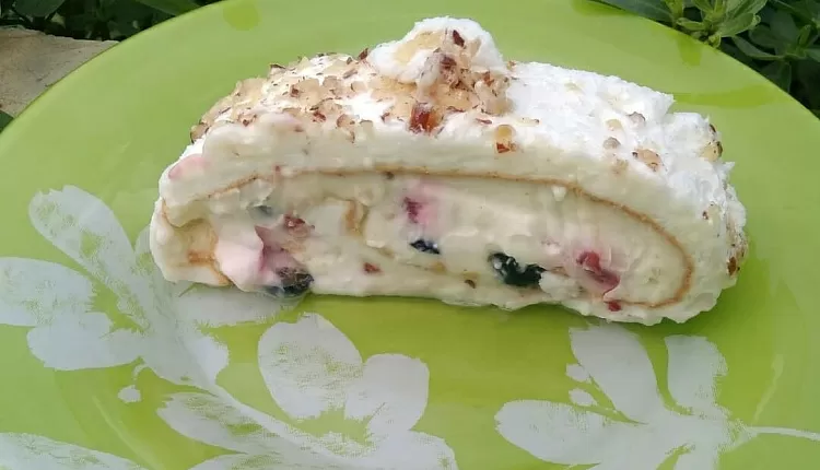 Меренговый рулет с черной смородиной