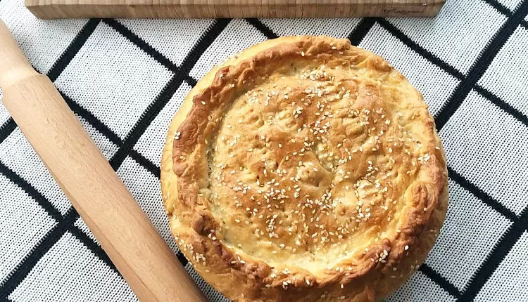 Закрытый пирог с капустой и яйцом