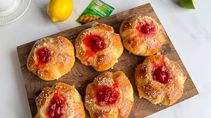 Булочки с сахарной крошкой и джемом фото