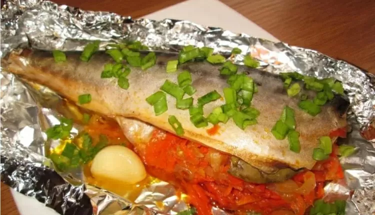 Запечённая рыба с паприкой и овощами 