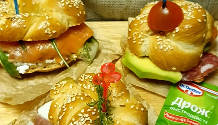 Бейгл с лососем и рукколой