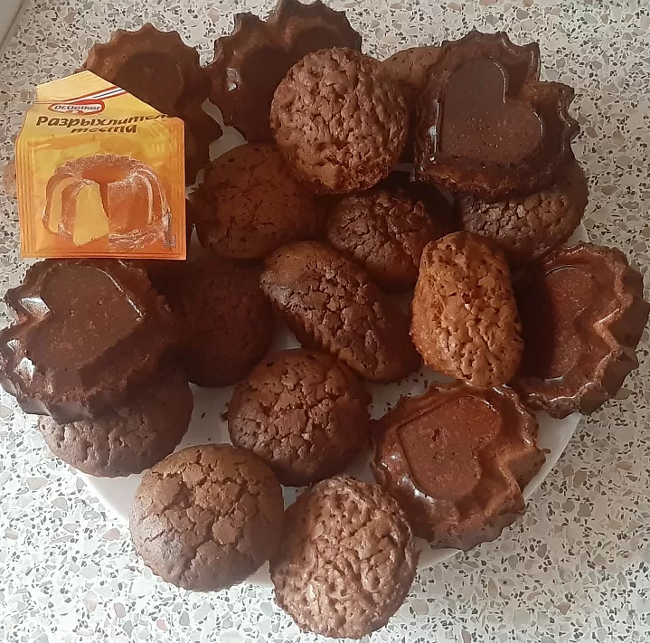 Шоколадные кексы с орешками фото