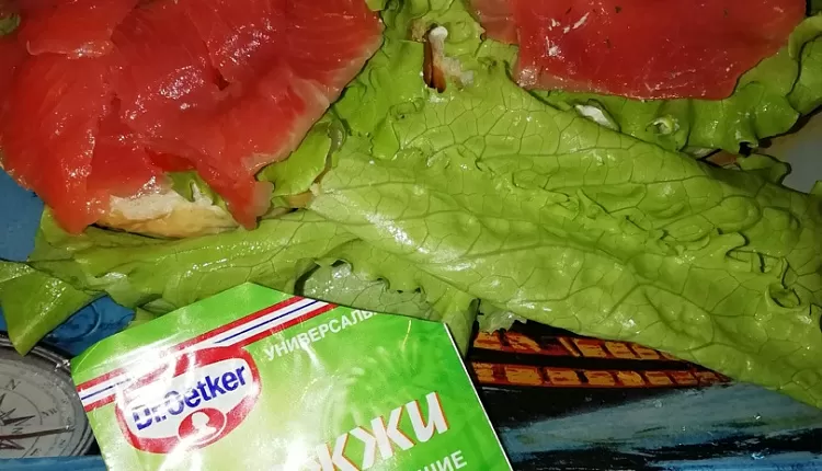 Бейгл с лососем и рукколой