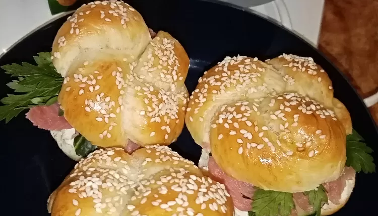 Бейгл с лососем и рукколой