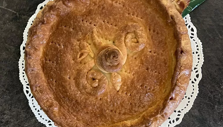 Закрытый пирог с капустой и яйцом