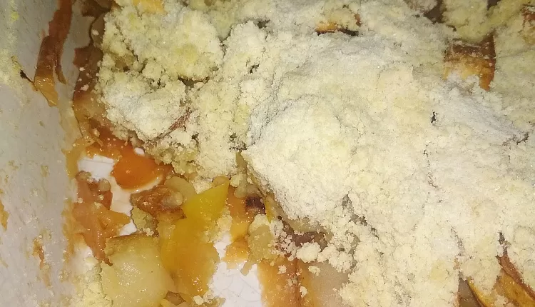 Крамбл с яблоками, грушей, орехами и корицей