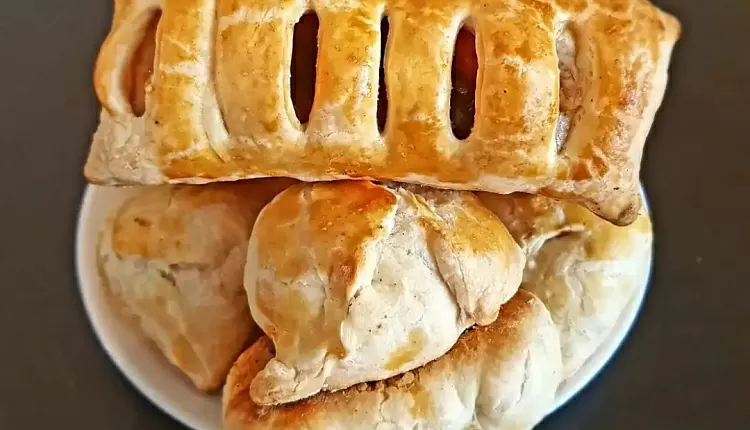 Слойки с яблоком из творожного теста
