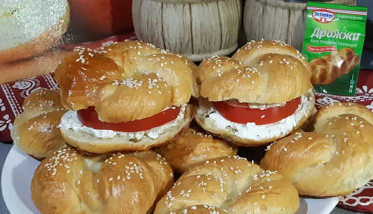 Бейгл с лососем и рукколой
