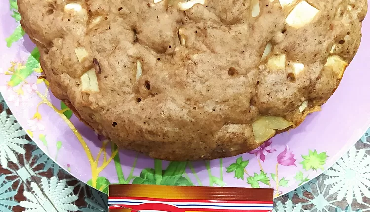 Шоколадный пирог с яблоками и орехами