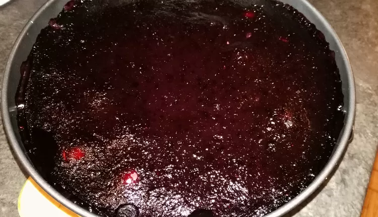 Пирог с творогом и смородиной