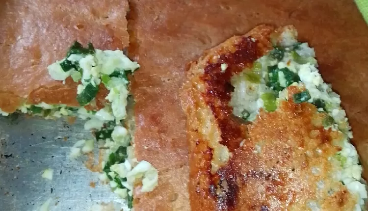 Заливной пирог с вареными яйцами и зеленым луком