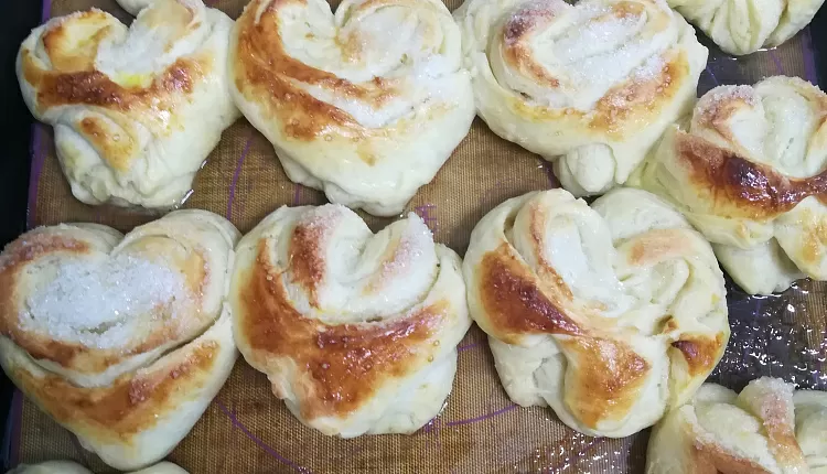 Плюшки с творогом и ягодами