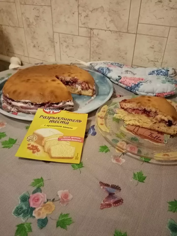 Медовый пирог с ягодно-сливочной начинкой фото