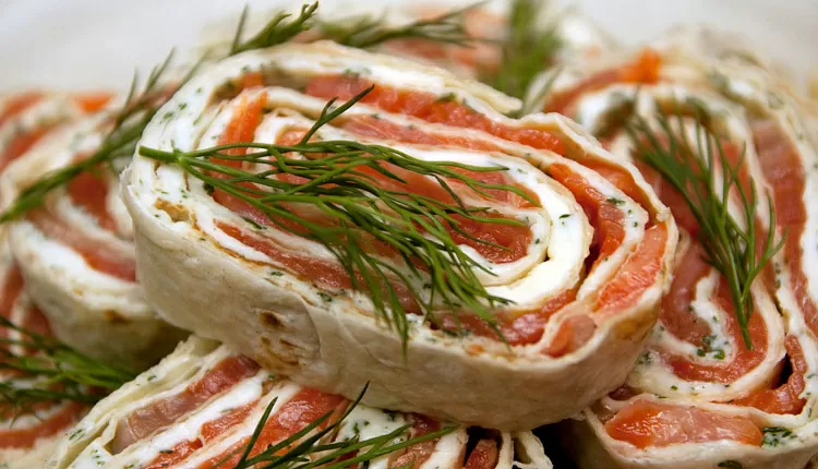 Рулет из лаваша и красной рыбы 