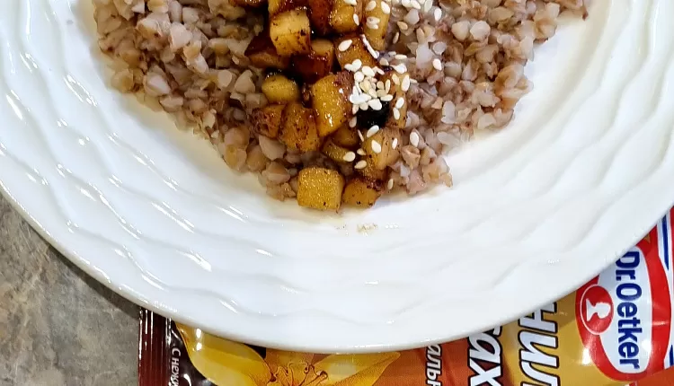 Гречневая каша с яблоками
