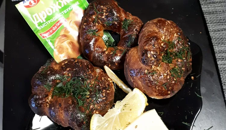 Бейгл с лососем и рукколой