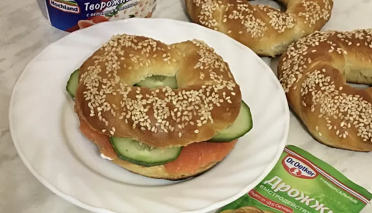 Бейгл с лососем и рукколой