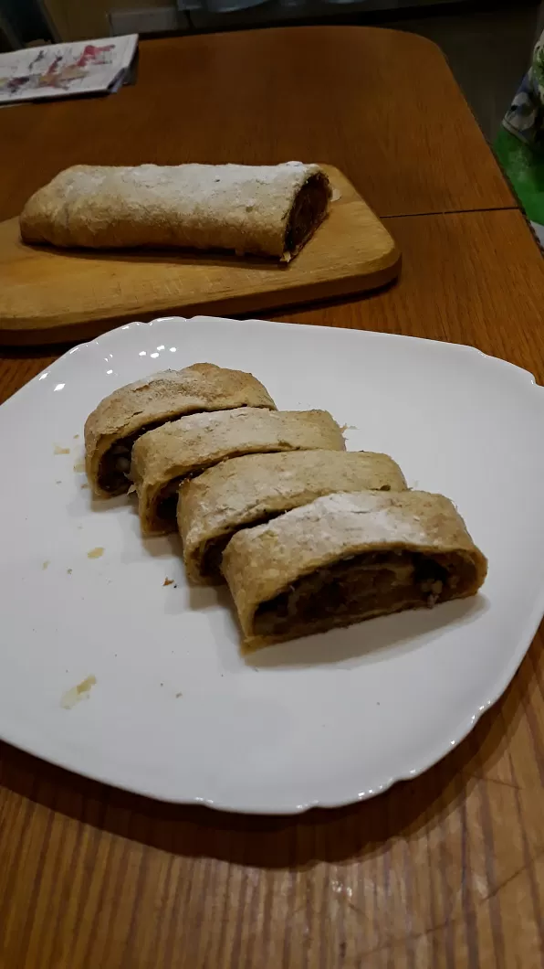 Штрудель с яблоками и изюмом фото рецепта