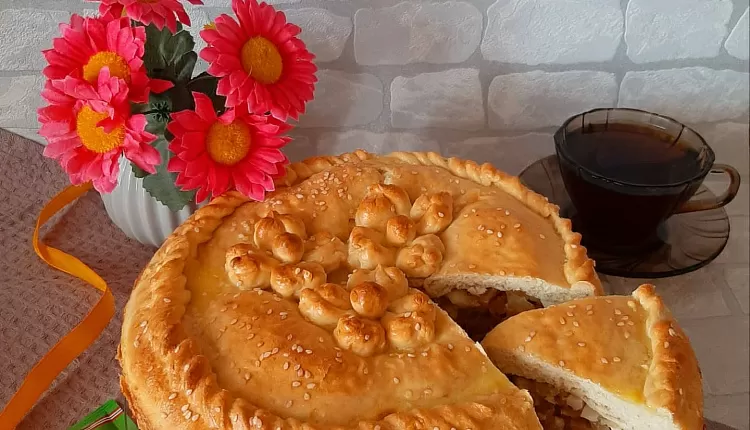 Закрытый пирог с капустой и яйцом
