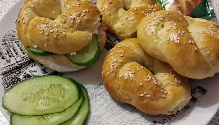 Бейгл с лососем и рукколой