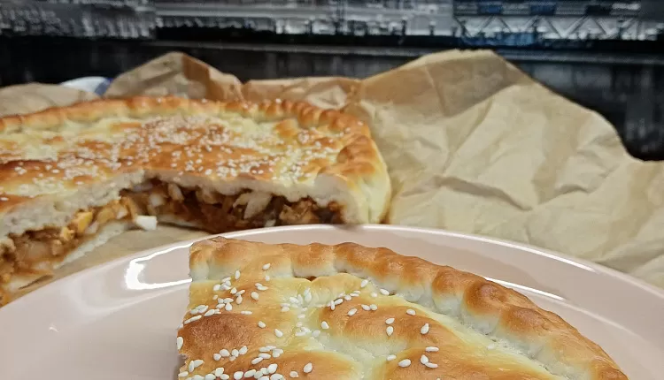Закрытый пирог с капустой и яйцом