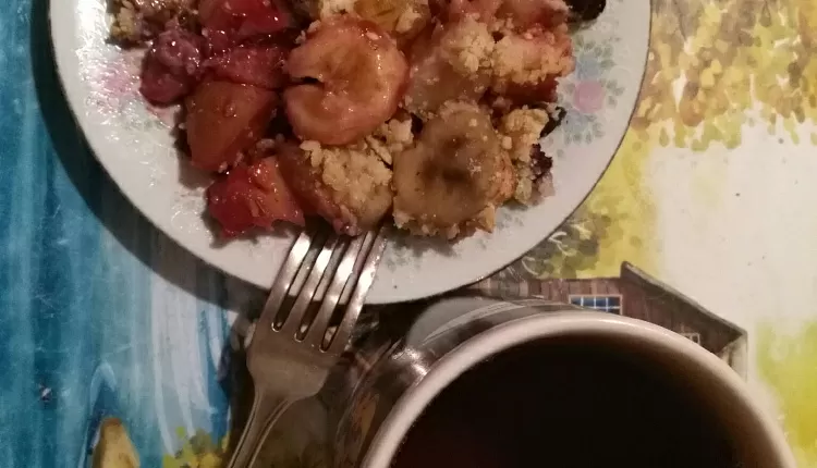 Крамбл с яблоками, грушей, орехами и корицей