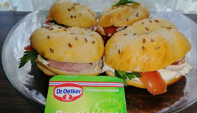 Бейгл с лососем и рукколой