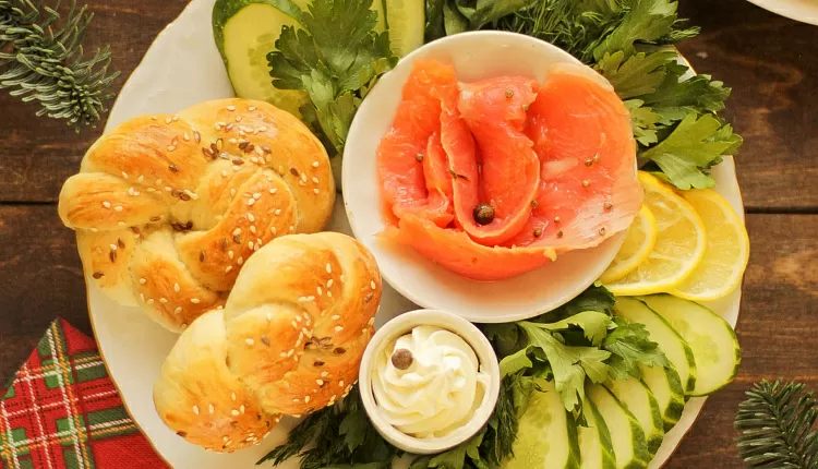 Бейгл с лососем и рукколой