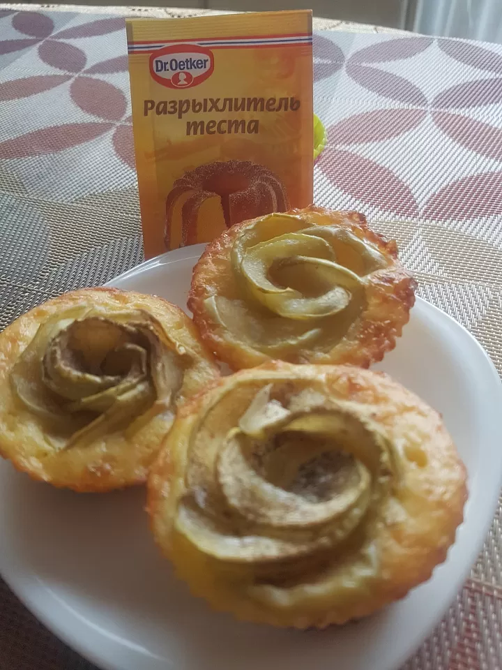 Творожные кексы с яблочными розами фото