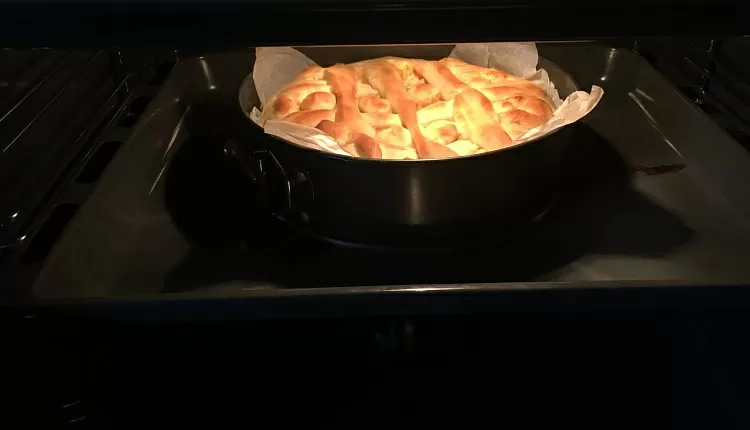 Простой пирог из замороженного теста с курицей