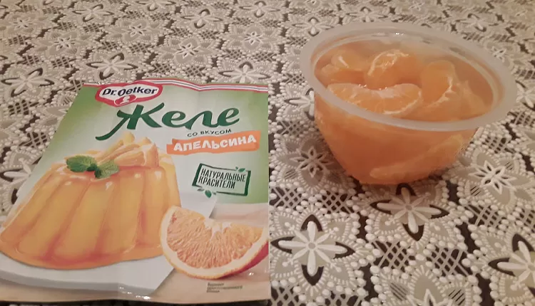 Желе с кусочками мандаринок и брусники
