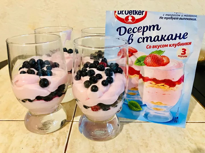 Легкий десерт в стакане с овсяным молоком, маскарпоне и лесными ягодами фото