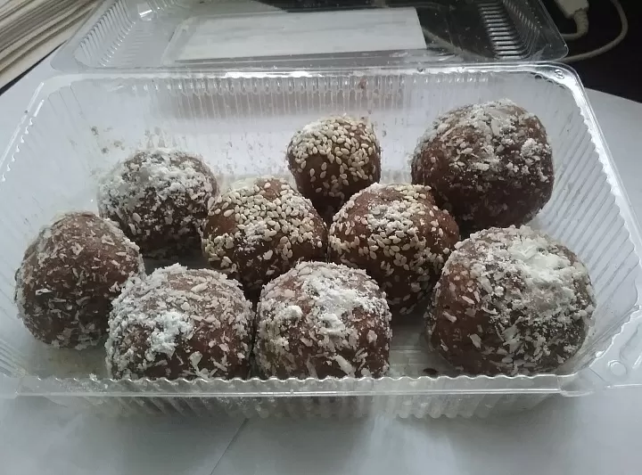 Шарики-вкусняшки в обсыпке из кокосовой стружки, семян льна и кунжута фото
