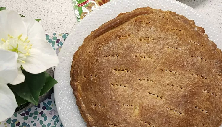 Закрытый пирог с капустой и яйцом