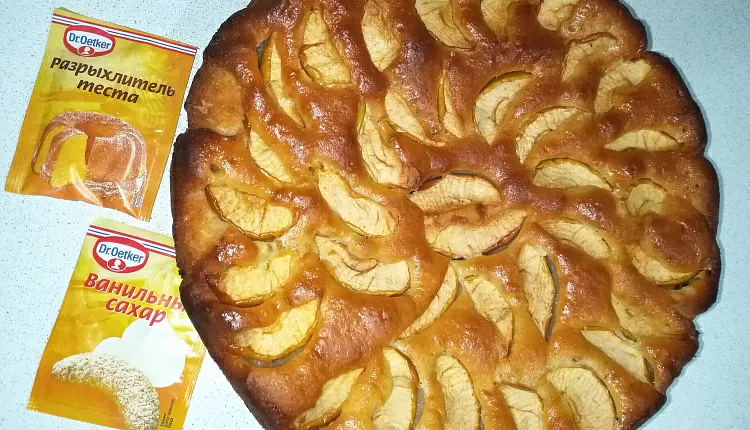 Классическая шарлотка с яблоками