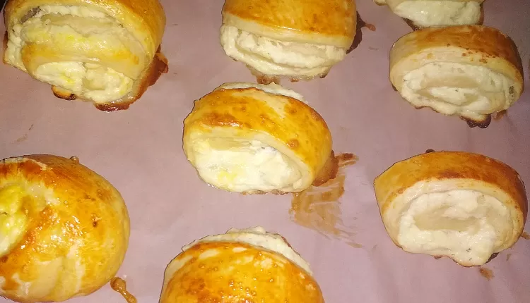Слоеные рулетики с творогом и изюмом