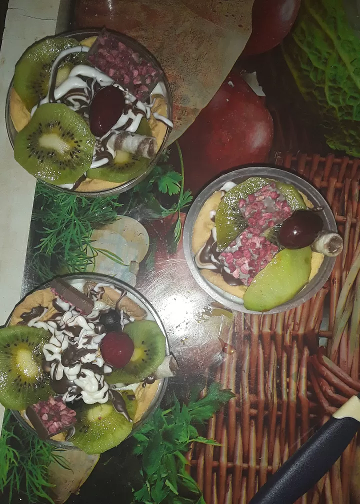 Фруктовое желе с печеньем, шоколадной глазурью фирмы Dr.Bakers и кусочками шоколада с клюквой фото