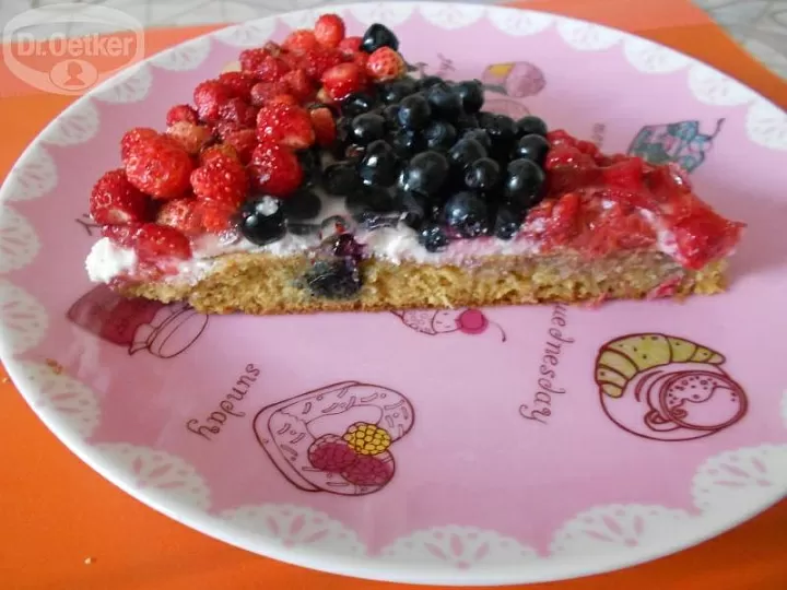 Вкусный пирог Ягодная поляна с творожным кремом фото