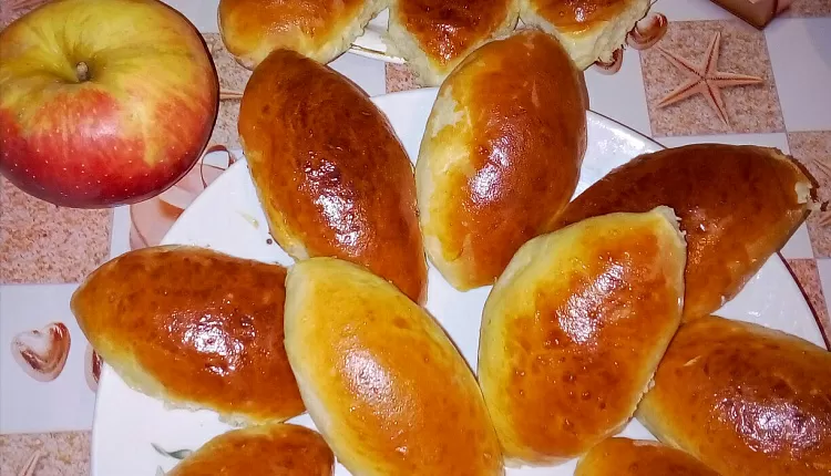 Пирожки с яблоком и клубникой