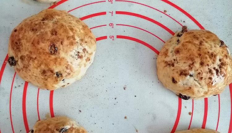 Булочки с изюмом