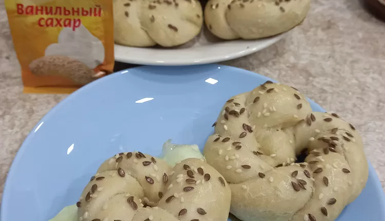 Бейгл с лососем и рукколой
