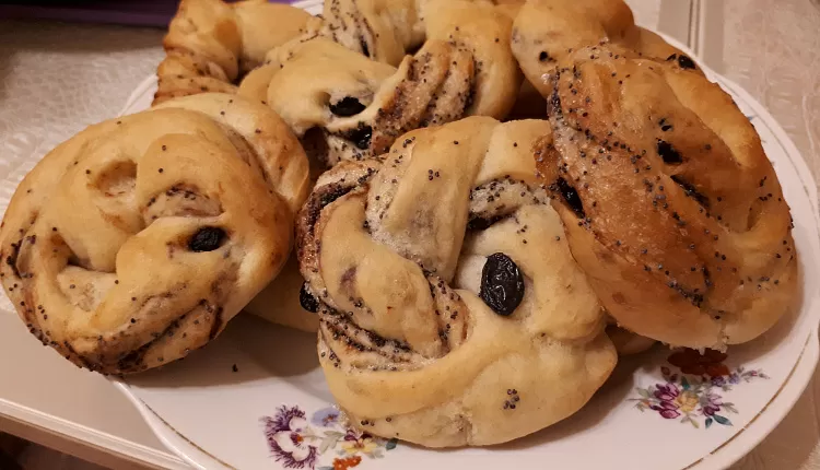 Булочки с изюмом