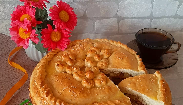 Закрытый пирог с капустой и яйцом