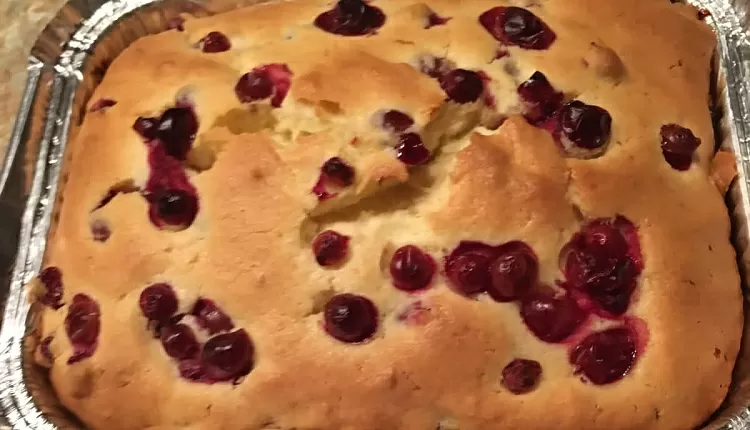 Пряный медовый пирог с вишней, яблоками и грецкими орехами