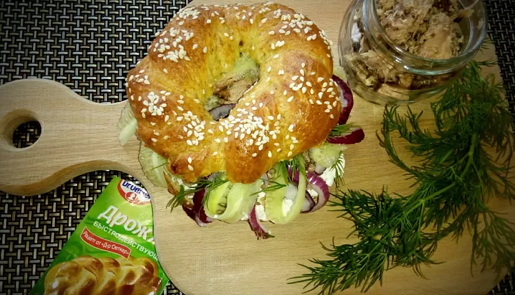 Бейгл с лососем и рукколой