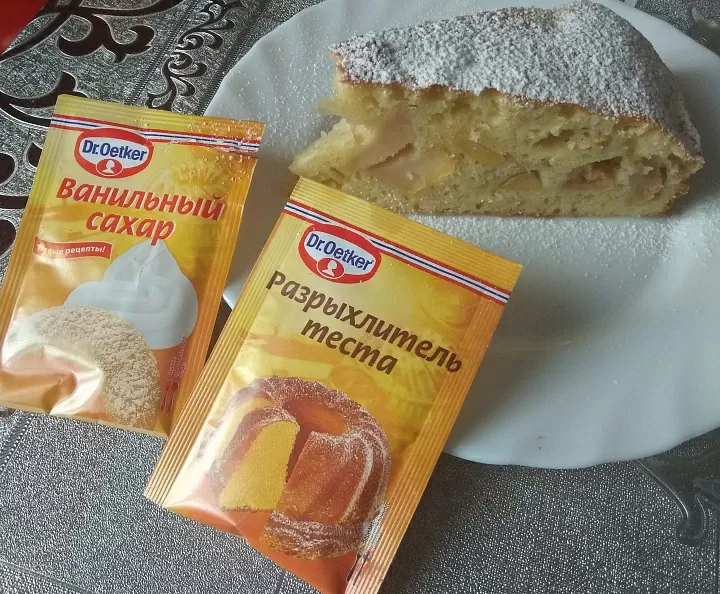 Шарлотка с яблоками фото