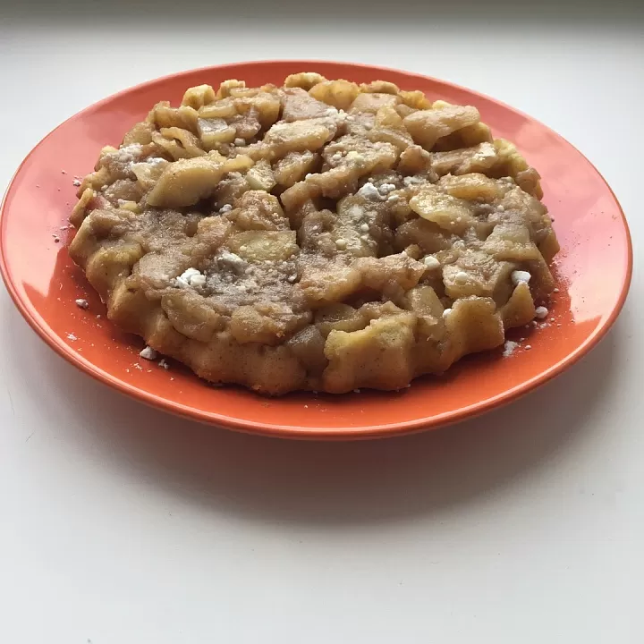 Шарлотка с карамельными яблоками фото